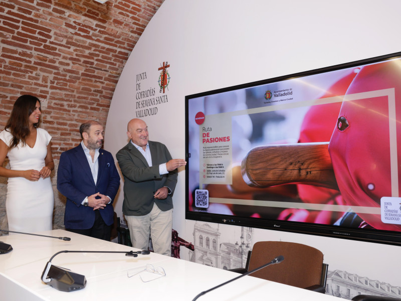 Jesús Julio Carnero, Alcalde de Valladolid, junto a Miguel Ángel Vegas, presidente de la Junta de Cofradías de Semana Santa y a Blanca Jiménez, concejala de Turismo, Eventos y Marca Ciudad
