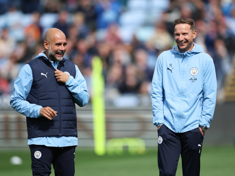 El entrenador del Manchester City Pep Guardiola y sus asistente Lijnders