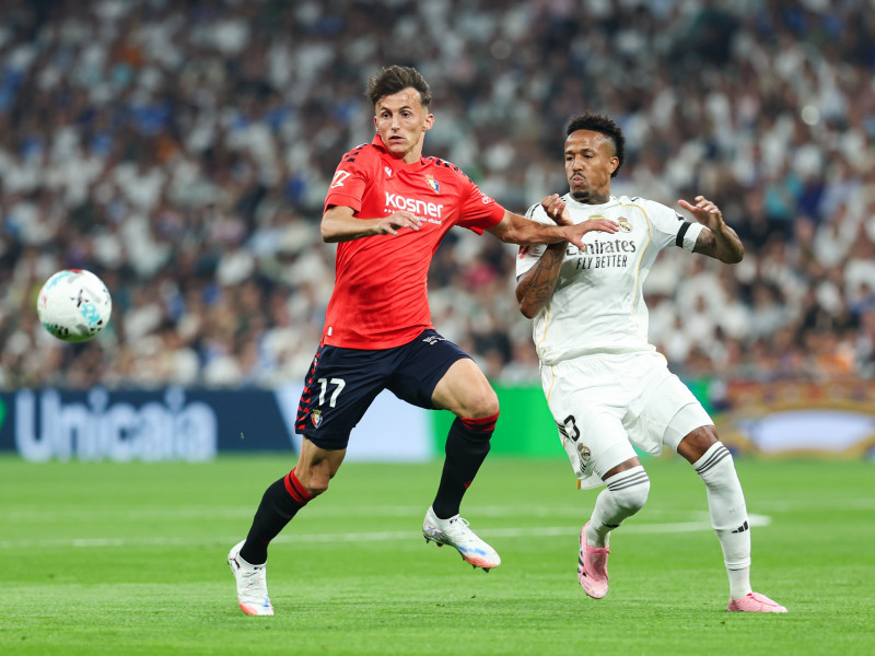Budimir disputa un balón con Militao en una acción del Real Madrid - Osasuna en el Bernabéu