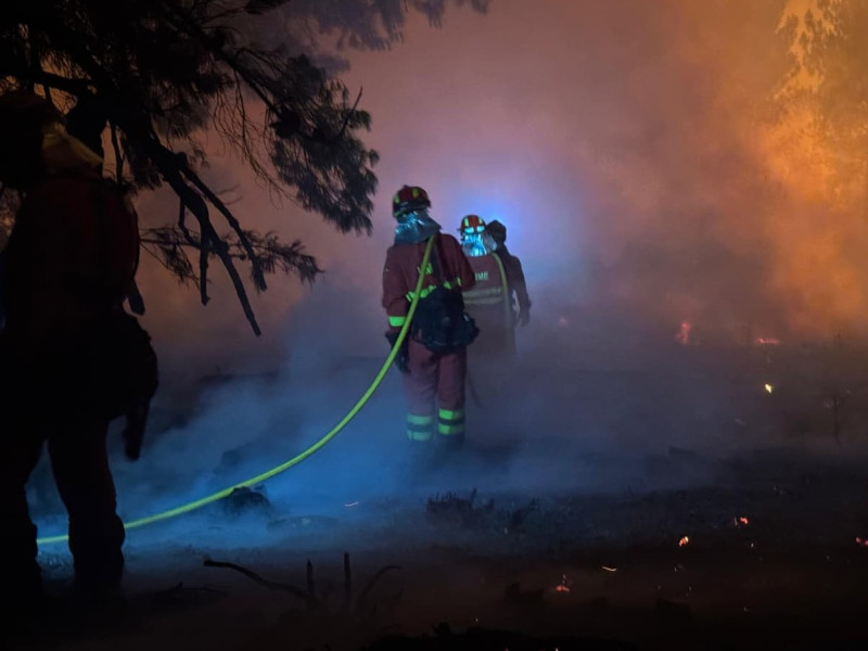Dos miembros de la UME trabajando en la extinción del incendio