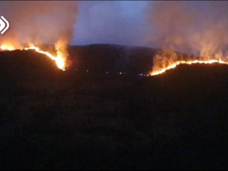 Una imagen de las llamas que forman parte del incendio en el concejo de Ibias
