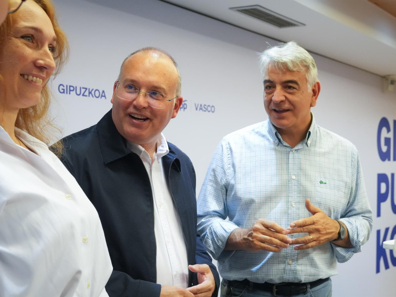 Acto en San Sebastián con Muriel Larrea, Miguel Tellado y Javier de Andrés