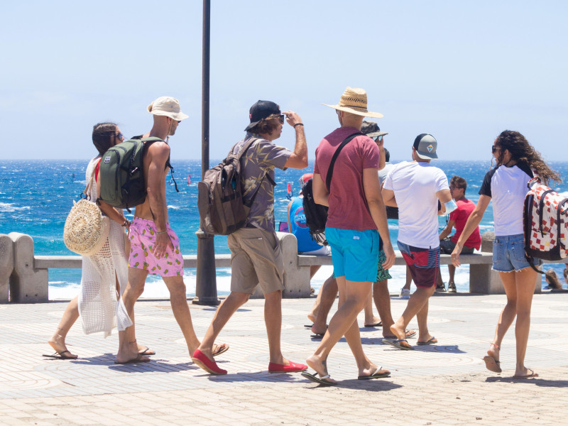 Jóvenes españoles disfrutan de un paseo en la playa