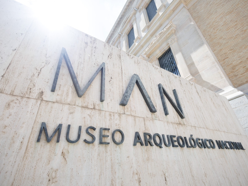 (Foto de ARCHIVO)Cartel en el Exterior del Museo Arqueológico Nacional (MAN), a 8 de septiembre, en Madrid (España). El Museo Arqueológico Nacional es una institución pública cuyo objetivo es ofrecer a todos los ciudadanos una interpretación rigurosa, atractiva, interesante y crítica del significado de los objetos que pertenecieron a los distintos pueblos de la actual España y del ámbito mediterráneo, desde la Antigüedad hasta épocas recientes, de manera que el conocimiento de su historia les sea útil para analizar y comprender la realidad actual.Eduardo Parra / Europa Press09 SEPTIEMBRE 2023;FACHADA;ARQUITECTURA;MUSEO;CULTURA;PUEBLOS;ARQUEOLOGÍA;09/9/2023