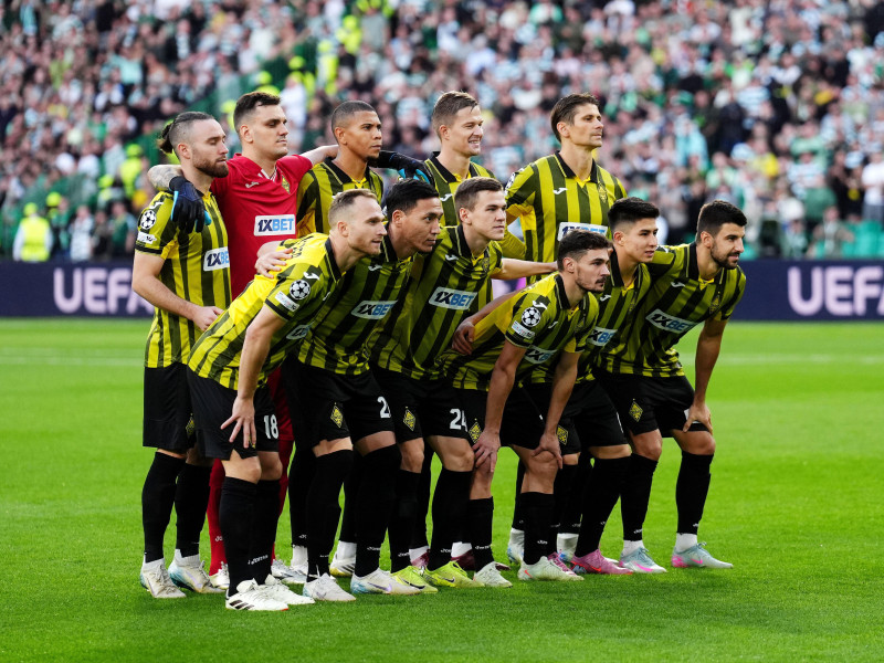Los jugadores del Kairat posan para una foto de equipo durante el partido de ida de los playoffs de la UEFA Champions League en el Celtic Park, Glasgow.