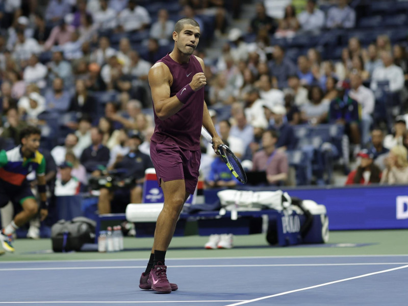 Carlos Alcaraz de España reacciona después de ganar un punto contra Mattia Bellucci de Italia durante la segunda ronda del Campeonato Abierto de Tenis de Estados Unidos en el Centro Nacional de Tenis Billie Jean King de la USTA en Flushing Meadows, Nueva York.