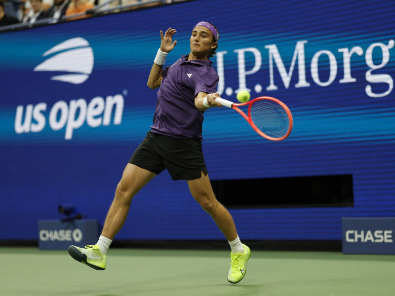 Mattia Bellucci de Italia en acción contra Carlos Alcaraz de España durante la segunda ronda del Campeonato Abierto de Tenis de Estados Unidos en el Centro Nacional de Tenis Billie Jean King de la USTA en Flushing Meadows, Nueva York.