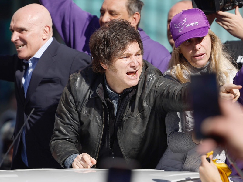 El presidente de Argentina, Javier Milei (c), reacciona durante un acto de campaña electoral este miércoles, en Lomas de Zamora (Argentina)
