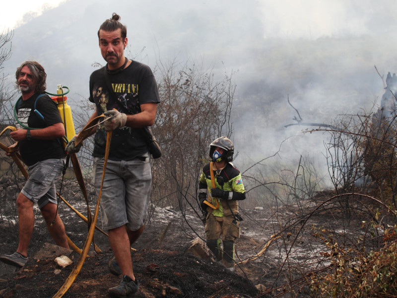 Vecinos de pueblos de León afectados por los incendios colaboran en las tareas de extinción