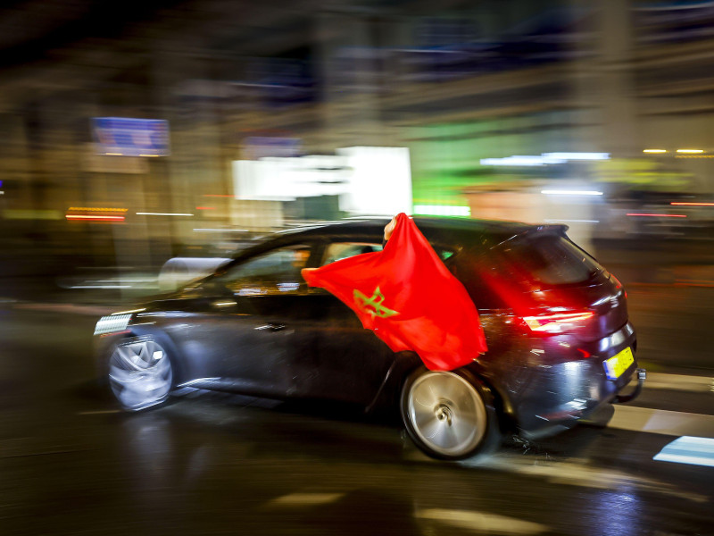 Aficionados al fútbol marroquí tras el partido entre Marruecos y España en el Mundial de Qatar