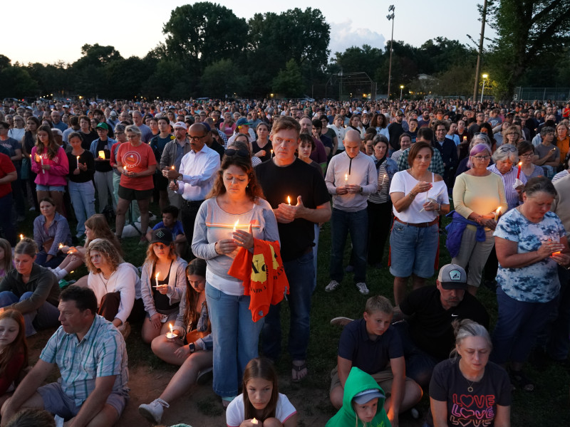 MINNEAPOLIS (United States), 28/08/2025.- A large crowd attends a candle light vigil at a local park for the shooting at the Annunciation Catholic School in Minneapolis, Minnesota, USA, 27 August 2025. Two children were killed and 17 others wounded before the gunman took his own life. EFE/EPA/CRAIG LASSIG