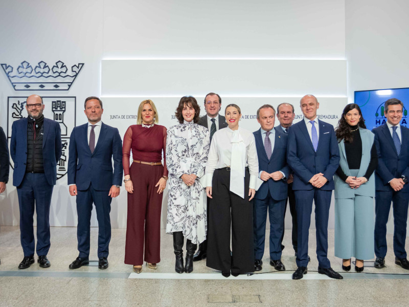 Foto de familia de la presidenta de la Junta con responsables de las entidades financieras