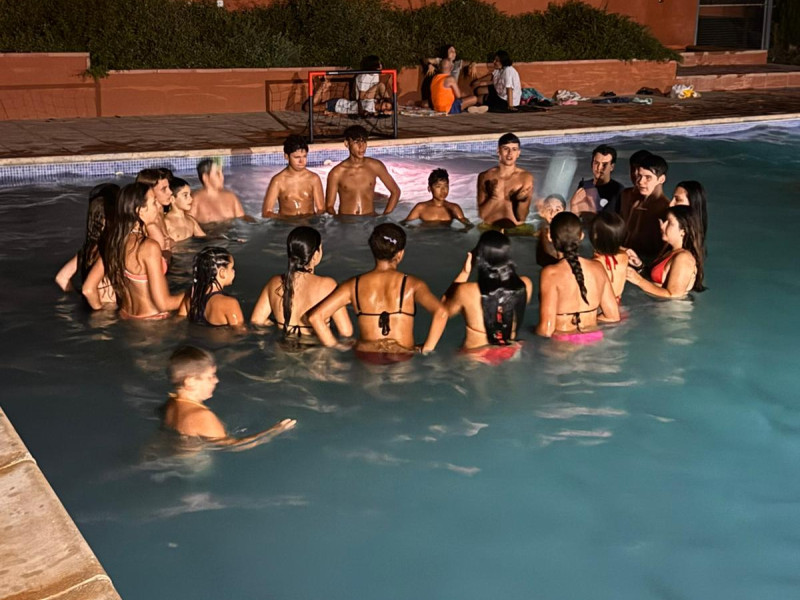 Algunos de los niños en la piscina durante los días de campamento.