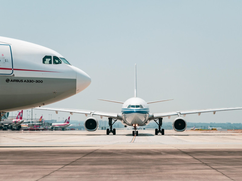 El tiempo adverso está obligando a cancelar y retrasar vuelos en el aeropuerto de El Prat