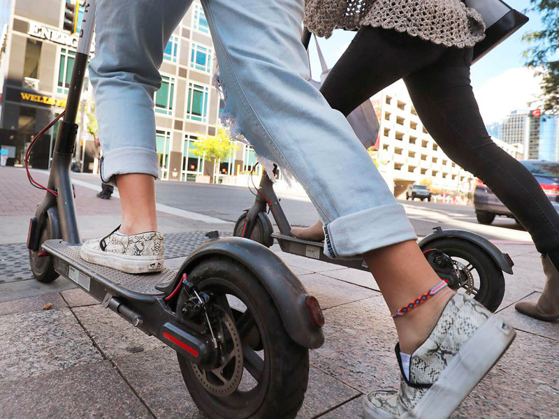 Según los expertos, cargar los patinetes o las bicis eléctricas en casa es seguro.