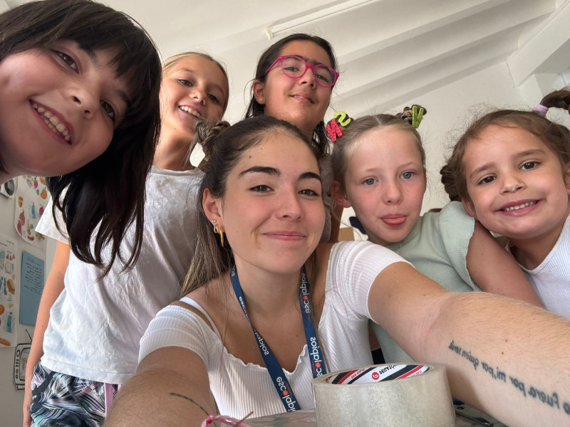 Martina con varias niñas en la ludoteca de Cuevas Labradas