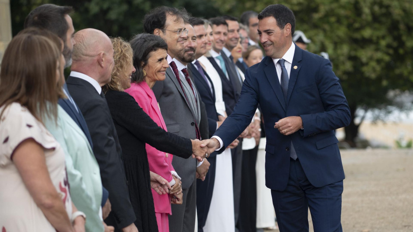 Imanol Pradales saluda a los miembros del Gobierno Vasco en el Palacio Miramar