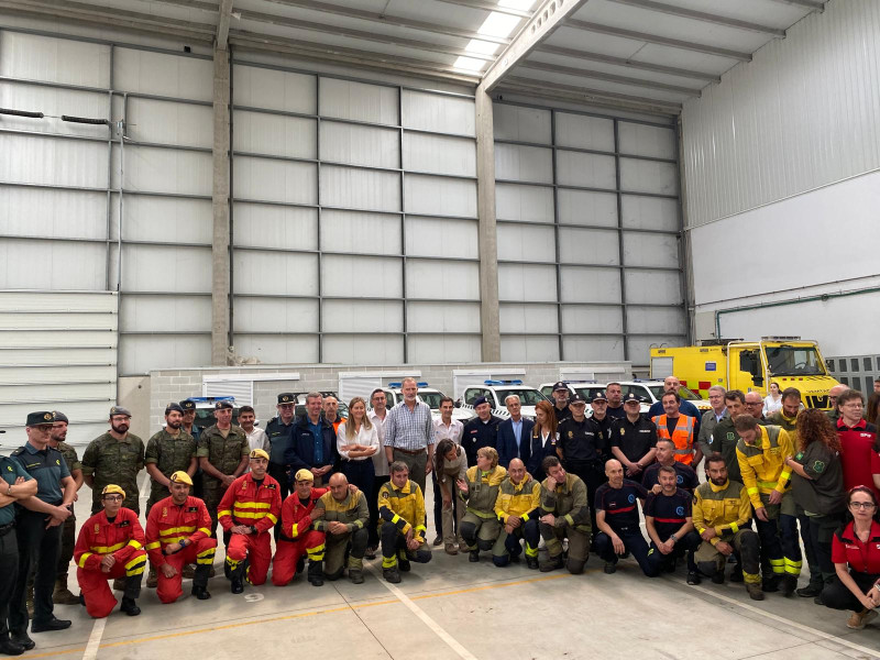 Foto de familia con los Reyes en el Centro de Coordinación Forestal de Verín (Ourense)