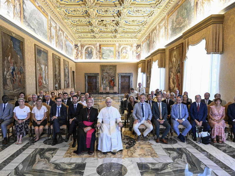 VATICAN CITY (Vatican City State (Holy See)), 28/08/2025.- A handout picture, provided by Vatican Media Press Office, shows Pope Leo (C) while receiving a delegation of political figures from France in the Vatican City, 28 August 2025. (Papa, Francia) EFE/EPA/VATICAN MEDIA HANDOUT HANDOUT EDITORIAL USE ONLY/NO SALES