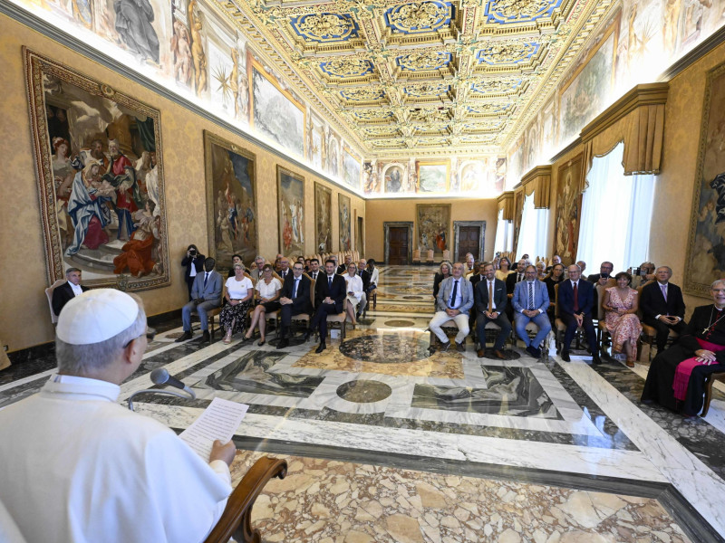 VATICAN CITY (Vatican City State (Holy See)), 28/08/2025.- A handout picture, provided by Vatican Media Press Office, shows Pope Leo (L) while receiving a delegation of political figures from France in the Vatican City, 28 August 2025. (Papa, Francia) EFE/EPA/VATICAN MEDIA HANDOUT HANDOUT EDITORIAL USE ONLY/NO SALES