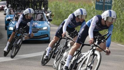 El Israel Premier Tech, durante su participación en la CRE de este miércoles en La Vuelta.