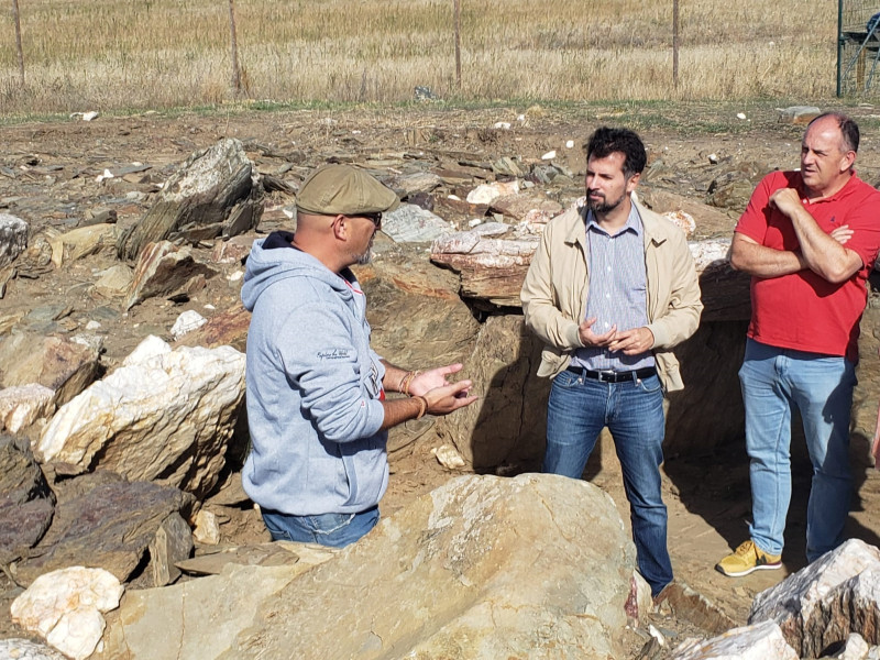 (Foto de ARCHIVO)El arqueólogo Raúl Martín (izda) explica el dolmen de  Bernardos a Luis Tudanca y José Luis Aceves, con los tres dentro de la cámara> funeraria del dolmen (JA Quirce - Europa Press)EUROPA PRESS01/10/2024