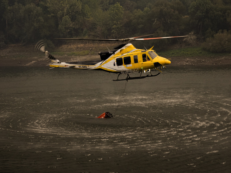 Un helicóptero capta agua en Galicia, durante la ola de incendios de agosto