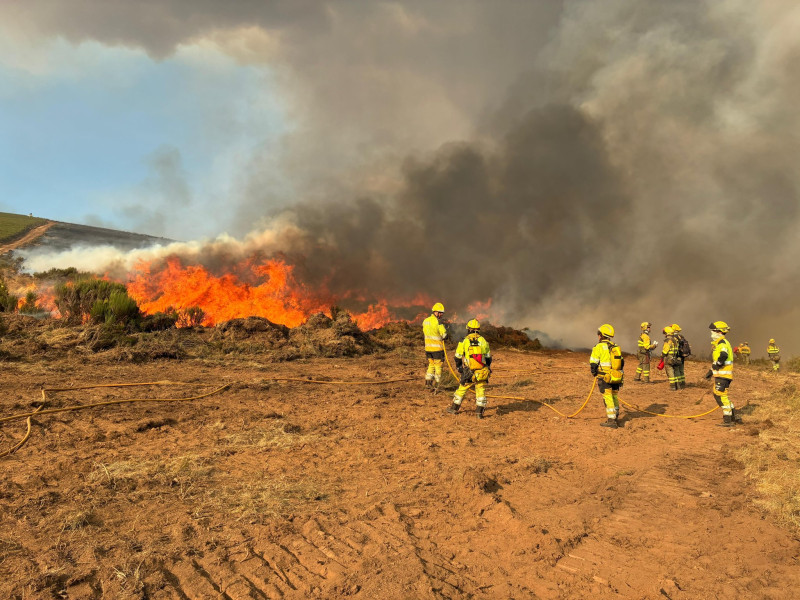 Bomberos forestales de la Generalitat de Valencia colaboran en la extinción de los incendios de Yeres e Igüeña, en León