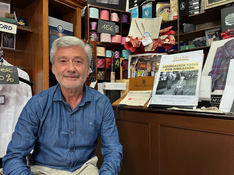 Jorge Riande, en el interior de su comercio a pocos días de cerrar