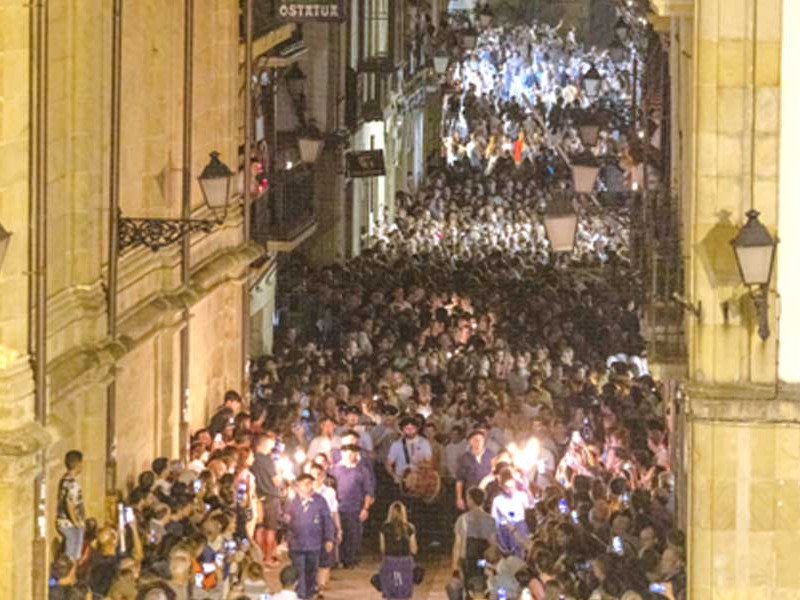 Acto de encendido y apagado de las velas en la calle 31 de Agosto en la Parte Vieja