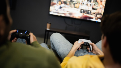 Imagen de dos adolescentes jugando a videojuegosREMITIDA / HANDOUT por CONSEJERÍA DE SALUD Y CONSUMOFotografía remitida a medios de comunicación exclusivamente para ilustrar la noticia a la que hace referencia la imagen, y citando la procedencia de la imagen en la firma28/8/2025