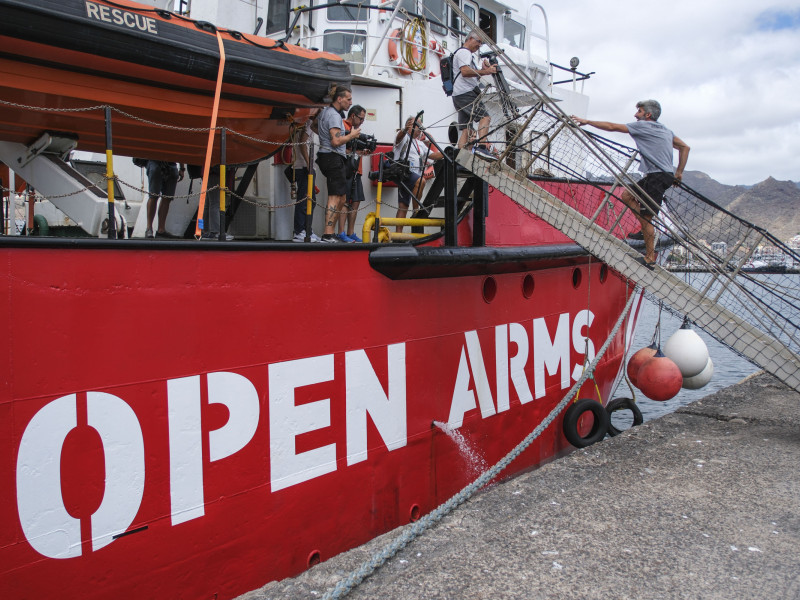 El barco de Open Arms, atracado en el puerto de Santa Cruz de Tenerife