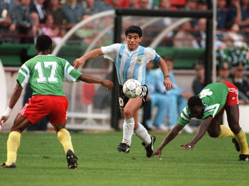 2C7NM44 Diego Maradona (Argentina) against Cameroon. FIFA World Cup Italy 1990 inaugural match.