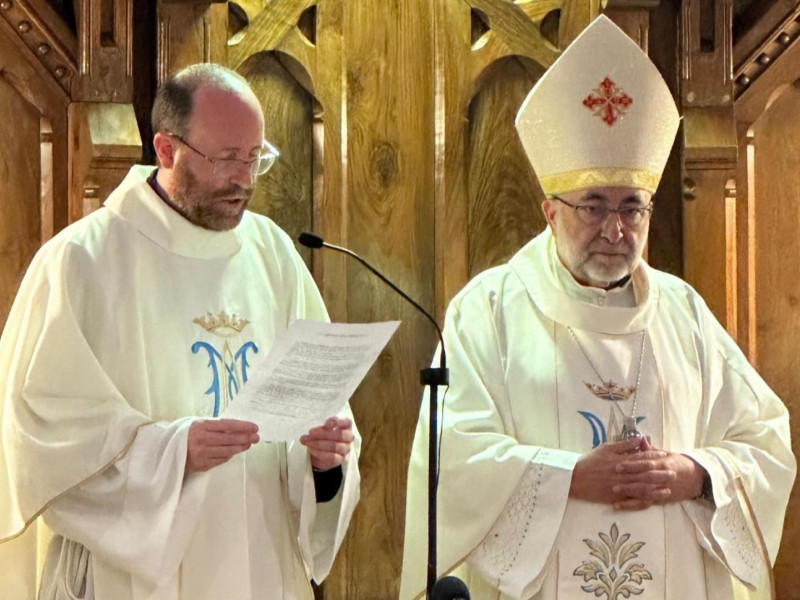 El Abad de Covadonga, David Cueto, junto al Arzobispo de Oviedo durante una celebración