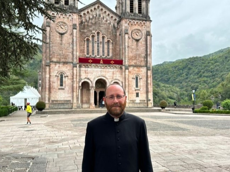 El Abad de Covadonga, David Cueto, frente a la Basílica