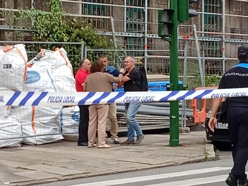 La alcaldesa de Santiago y el edil de seguridad en el lugar del accidente