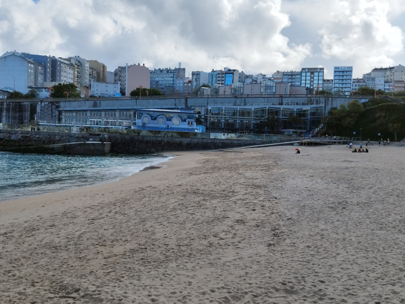 Playa de San Amaro de A Coruña con el Club del Mar de fondo