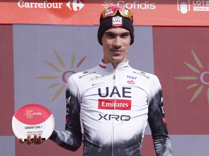 Juan Ayuso, en lo alto del podio tras su victoria en la etapa de La Vuelta