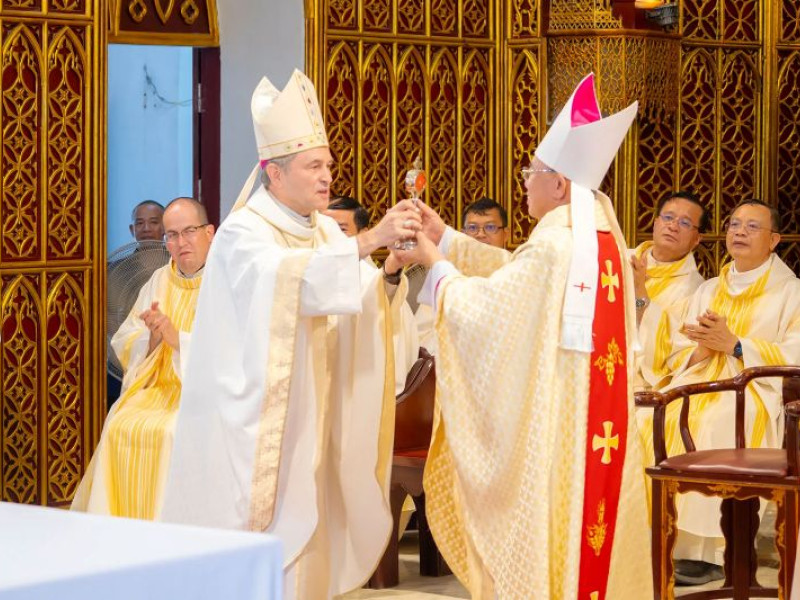 El obispo de Bilbao entrega la reliquia de San Valentín al arzobispo de Hanoi