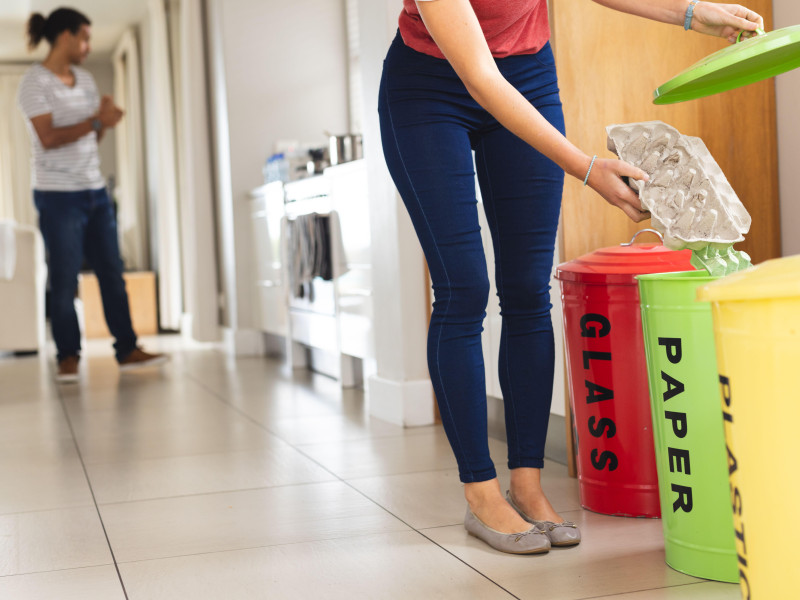 Una pareja recicla en casa