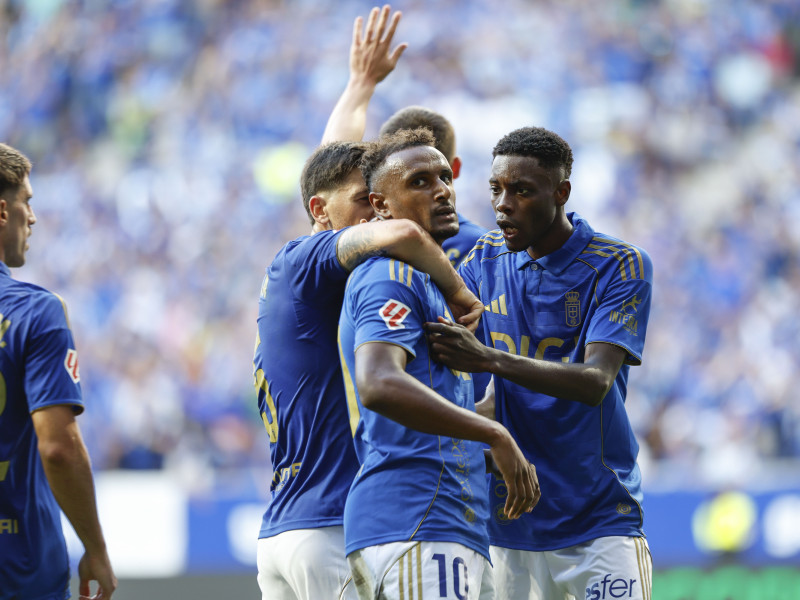 Haissem Hassan mira desafiante tras asistir a Dendoncker en el gol del Oviedo.
