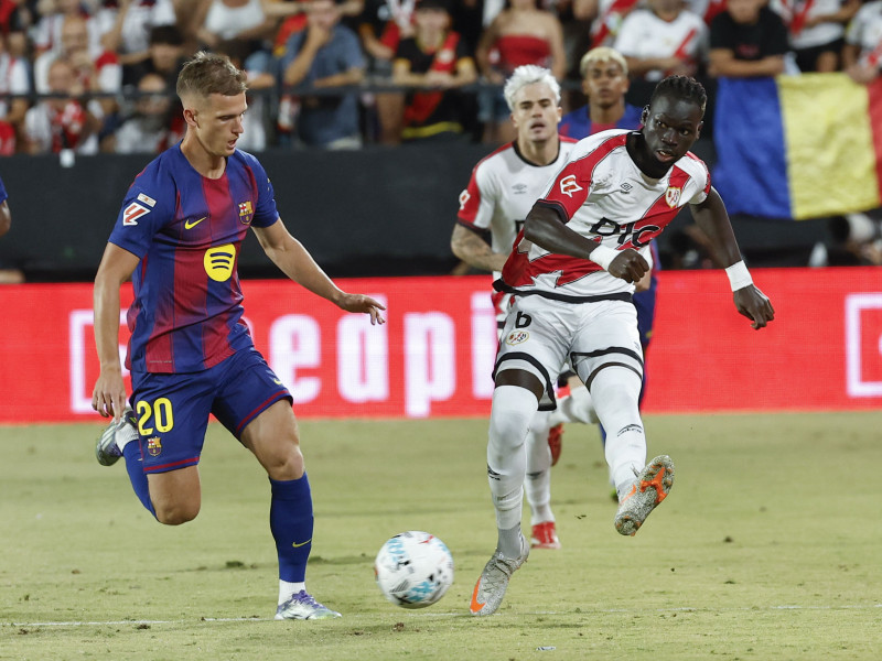 El centrocampista del Rayo Pathé Ciss (d) ante Dani Olmo, del Barcelona, durante el partido de LaLiga entre el Rayo Vallecano y el Barcelona, este domingo en el estadio de Vallecas. EFE/ Chema Moya