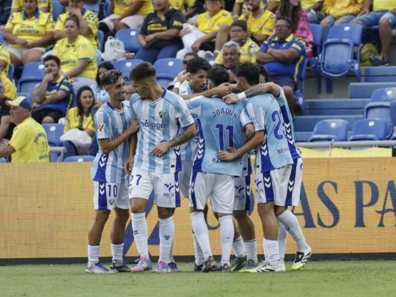 Los jugadores del Málaga se abrazan a Rafa que está siendo el goleador ahora.