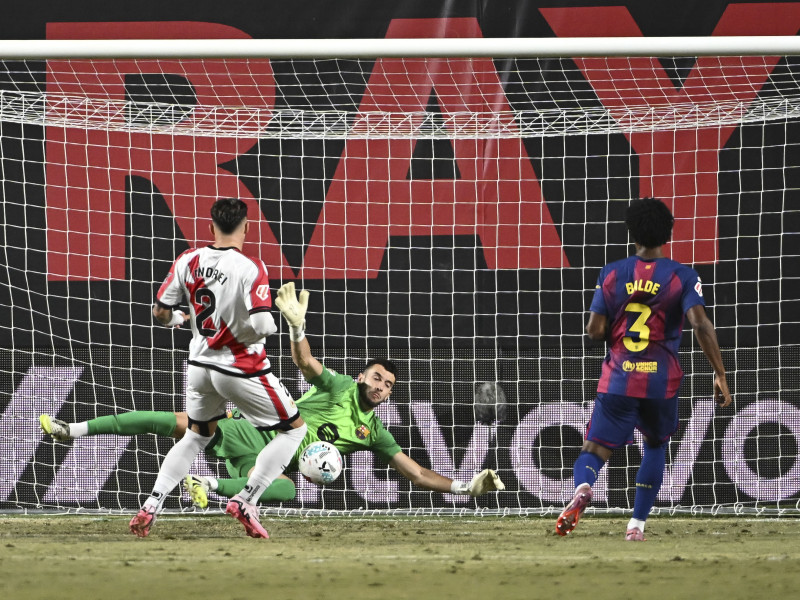 El guardameta del Barcelona Joan García Pons (c) detiene un balón durante el partido de LaLiga entre el Rayo Vallecano y el Barcelona, este domingo en el estadio de Vallecas. EFE/ Fernando Villar