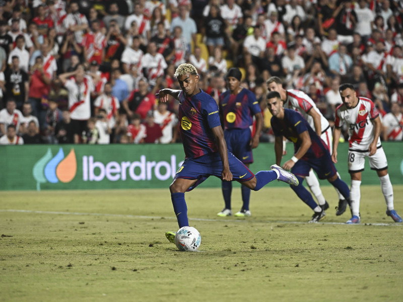 El delantero del FC Barcelona Lamine Yamal lanza el penalti para marcar el 0-1 durante el partido de la tercera jornada de LaLiga entre el Rayo Vallecano y el FC Barcelona, este domingo en el estadio de Vallecas. EFE/Fernando Villar