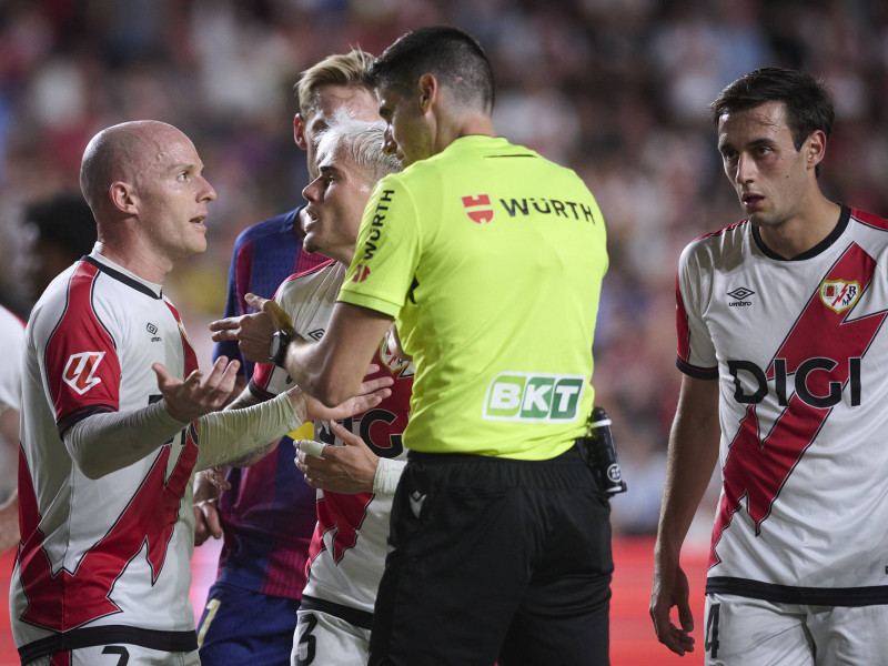 Isi Palazón habla con Busquets Ferrer tras el penalti del Rayo-Barça