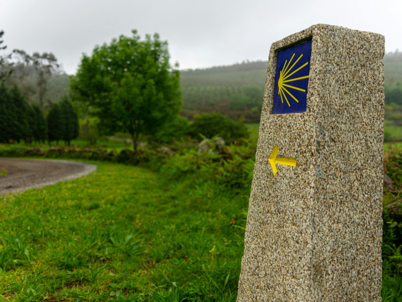 Mojón del Camino Inglés en el Camino de Santiago