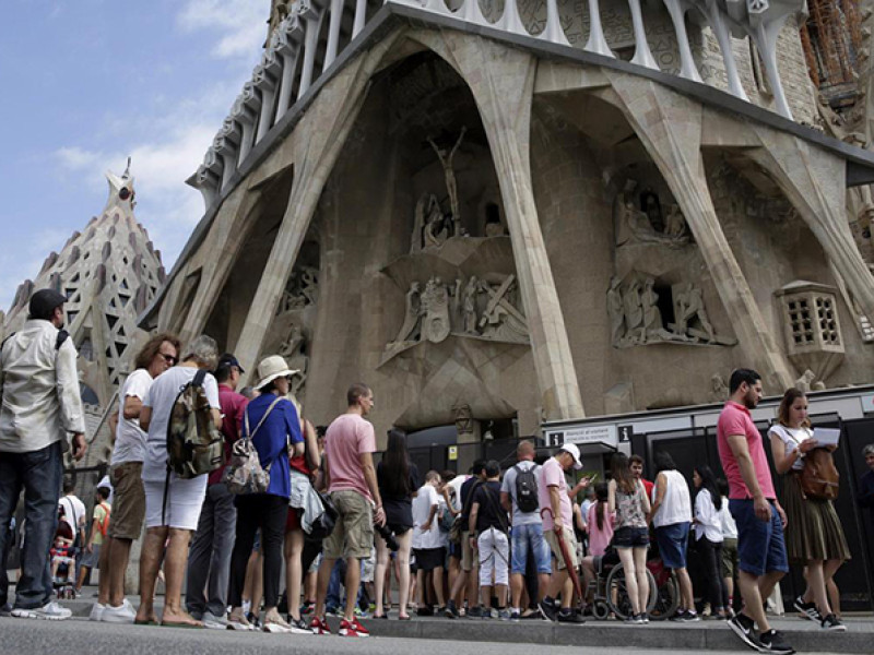 Turistas haciendo cola para entrar a la Sagrada Familia