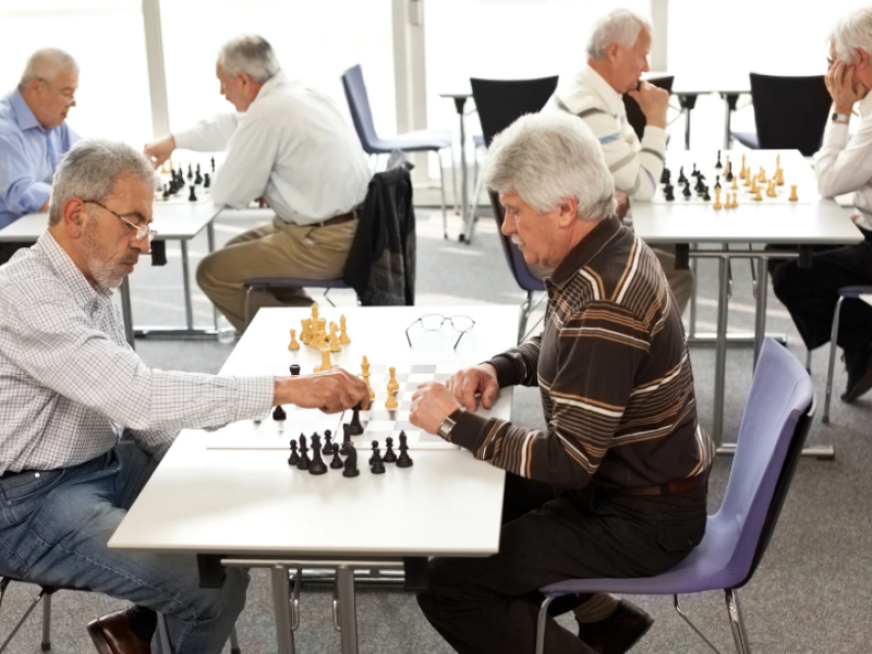 Mayores jugando al ajedrez