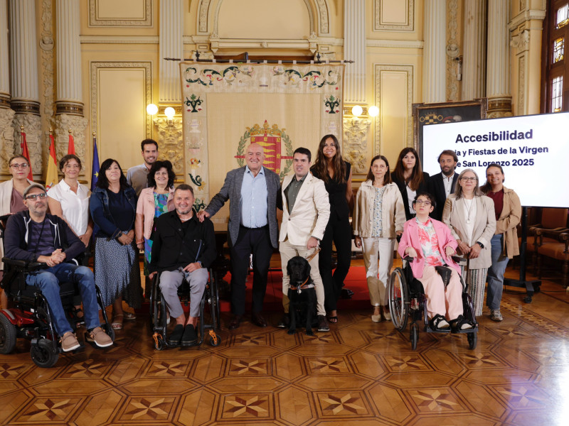 Jesús Julio Carnero, alcalde de Valladolid, acompañado de los representantes de organizaciones de personas con discapacidad